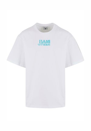 Hvit bomull T-skjorte med korte ermer, med et lys blått trykk som står "KANI STUDIOS" foran, med en avslappet passform.