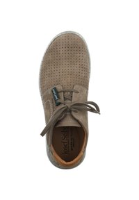 Brązowe perforowane skórzane buty z okrągłym noskiem, kontrastowym przeszyciem i beżową gumową podeszwą. Posiadają brązowe akcenty i sznurowanie.