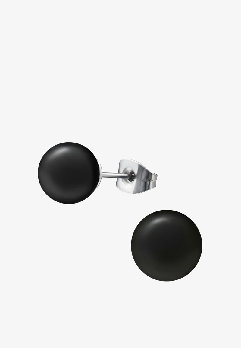 Zwarte ronde oorstekers met glanzende afwerking; metalen onderdelen in zilverkleur. Getoond met één oorbel van dichtbij en één los.