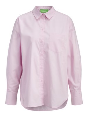 Chemise boutonnée rose clair avec un col, des manches longues et une poche poitrine. Fabriquée en tissu lisse avec une coupe décontractée et un ourlet arrondi.