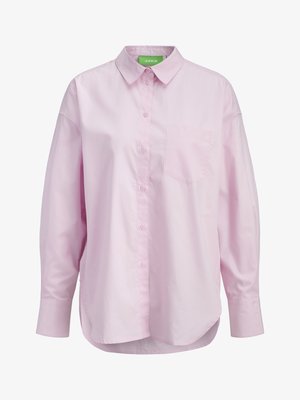 Chemise boutonnée rose clair avec un col, des manches longues et une poche poitrine. Fabriquée en tissu lisse avec une coupe décontractée et un ourlet arrondi.