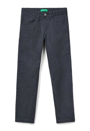 Dunkelblaue Baumwollhose mit geradem Schnitt, fünf Taschen, Knopfverschluss und grünem Markenlabel am Bund. Glatte Textur.