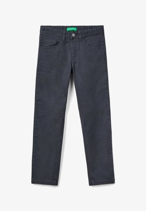 Pantalon en coton bleu foncé à coupe droite, cinq poches, fermeture par bouton et étiquette de marque verte sur la ceinture. Texture lisse.