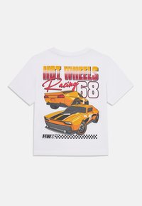 Balta medvilnės marškinėliai su grafika, vaizduojančia dvi oranžines lenktynines mašinas su juodomis juostelėmis. Tekstas apima "HOT WHEELS" ir "Racing 68" ryškiomis spalvomis.