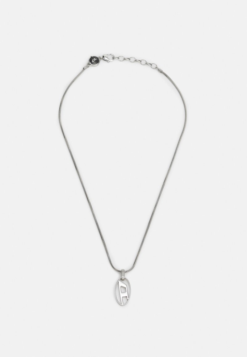 Silberne Halskette mit einem schlanken, ovalen Anhänger, der einen ausgeschnittenen Buchstaben "A" zeigt. Die Kette ist fein und flexibel und ergänzt das Design des Anhängers.