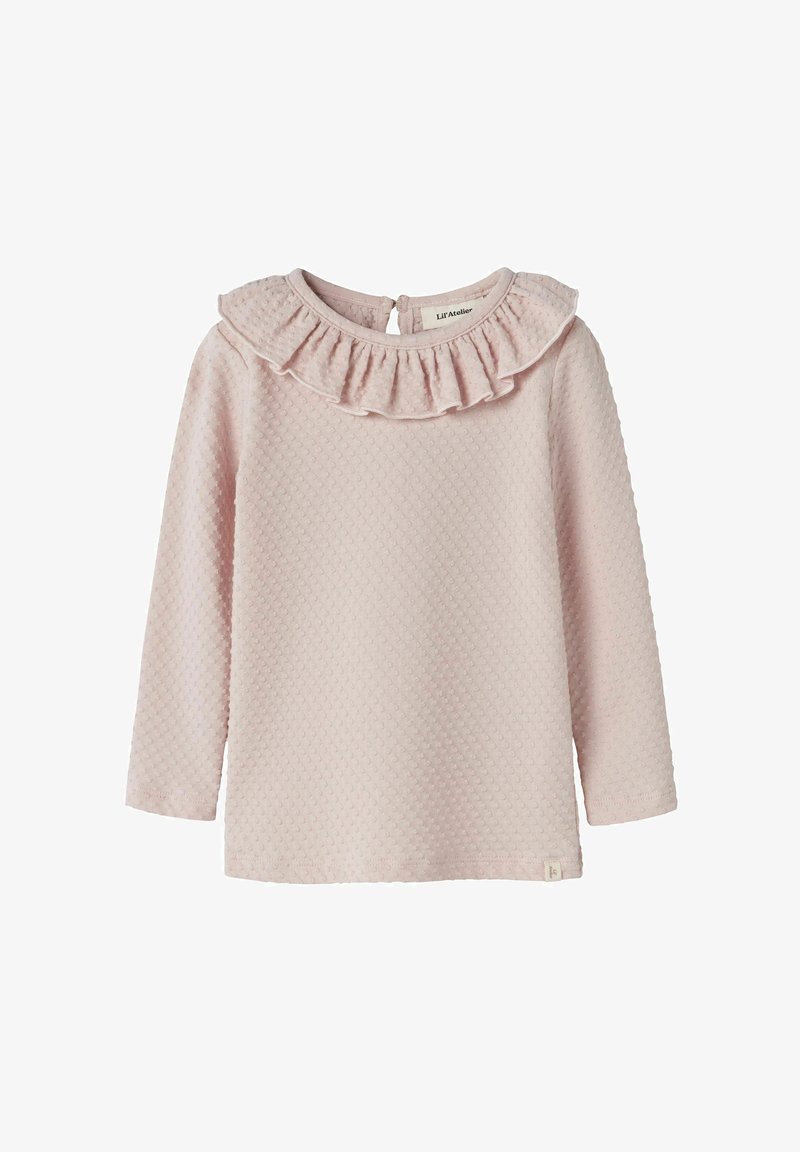 Haut à manches longues rose clair pour tout-petit avec des points texturés et un col volanté, avec une fermeture boutonnée dans le dos au niveau du col.