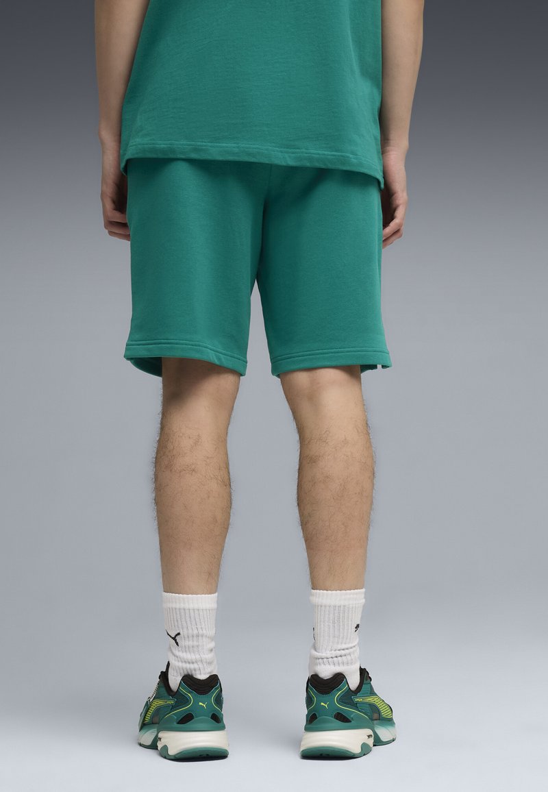 PUMA X ASTON MARTIN ARAMCO F1® TEAM ESSENTIALS SHORTS - Teplákové kalhoty - green lux