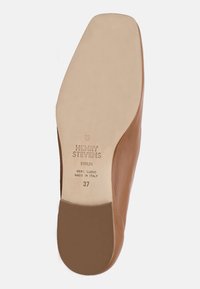 Sole di scarpa in pelle marrone con una finitura liscia. Il testo impresso mostra il marchio "Henry Stevens", taglia 37, e "Made in Italy".