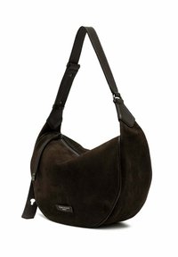 Borsa a spalla in suede marrone scuro con ampia tracolla regolabile e chiusura a zip, caratterizzata da una piccola toppa logata rettangolare sul davanti.