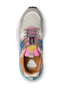 Sneaker multicolore con un mix di tessuti beige, rosa, blu e arancione; tomaia in suede e mesh; soletta in sughero testurizzato; suola in gomma.