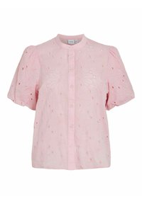 Blouse rose clair avec un col rond, des manches courtes bouffantes, une fermeture à boutons et des motifs floraux perforés sur l'ensemble du tissu.