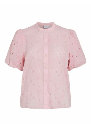 Jasnoróżowa bluzka z okrągłym kołnierzykiem, krótkimi bufkami, zapięciem na guziki i perforowanymi wzorami kwiatowymi na całej tkaninie.