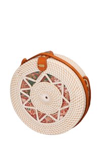 Borsa rotonda in paglia intrecciata con un imbottitura in tessuto decorata e colorata e una tracolla in pelle marrone. Esterno testurizzato con cuciture dettagliate.