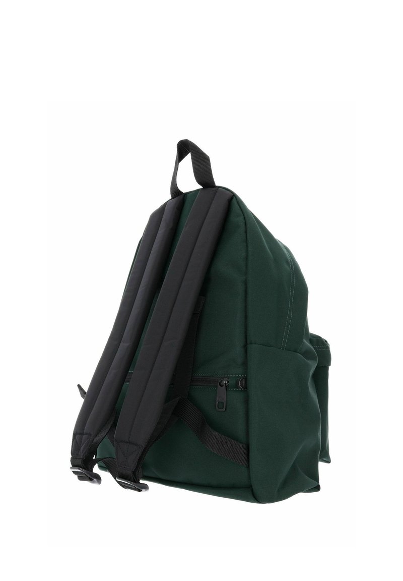 Zaino verde scuro con spallacci imbottiti neri, asola superiore per trasporto, tasca frontale con cerniera e tasche laterali su sfondo bianco.