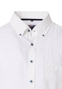 Weißes Leinenhemd mit Button-Down-Kragen, blauen Knöpfen und einer Brusttasche. Die Textur wirkt leicht und atmungsaktiv.