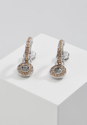 Boucles d'oreilles créoles en argent avec des pendentifs ronds suspendus, chacun incrusté de petits cristaux ambre entourant une plus grande pierre centrale claire.