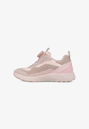 Zapatilla deportiva de color rosa claro con parte superior de malla, suela gruesa, lengüetas en el talón y la lengüeta, y un sistema de cierre de dial redondo.