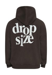 Brauner Kapuzenpullover mit großem weißen Grafiktext "drop size" auf dem Rücken. Das Material wirkt weich, hat eine lässige Passform und eine Kapuze mit Kordelzug.