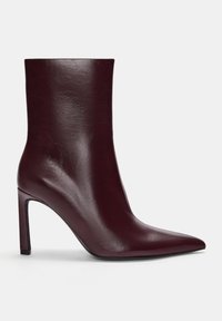 Burgunderfarbene Lederstiefelette mit spitzer Zehenpartie und schlankem Design. Hoher Stiletto-Absatz und glatte Textur ohne sichtbare Verzierungen.