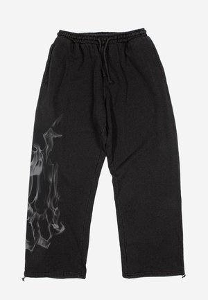 Zwarte broek met losse pasvorm, elastische tailleband en trekkoord, met een grijs vlammenpatroon op het linkerbeen.