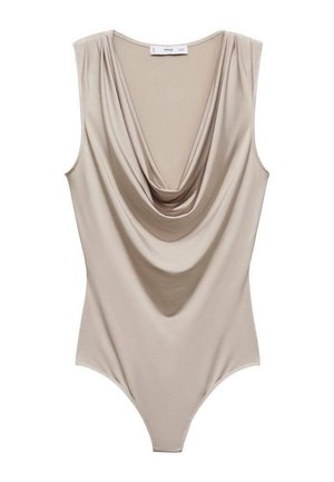 Body senza maniche e drappeggiato in beige chiaro, caratterizzato da un design a scollo cowl, tessuto morbido e parte inferiore aderente con taglio a perizoma.
