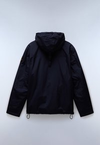 Czarna kurtka z kapturem wykonana z gładkiej, teksturowanej tkaniny. Posiada elastyczne mankiety, regulowany sznurek u dołu oraz naszywkę na ramieniu.