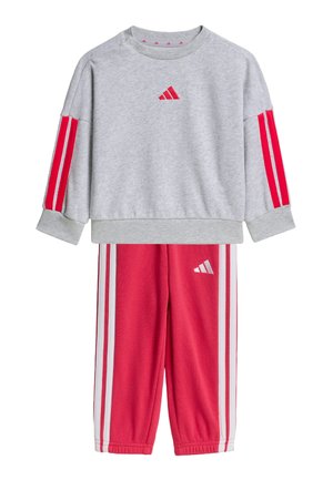 Dětský dvoudílný outfit Adidas se šedou mikinou s červenými pruhy na rukávech a červenými kalhotami s bílými pruhy po stranách.