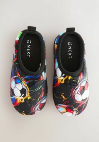 Coppia di pantofole nere con fantasie colorate di palloni da calcio e etichette con taglia 12 all'interno, su uno sfondo neutro.