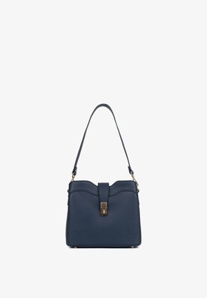 Marineblauwe leren handtas met enkele schouderriem en goudkleurige sluiting, gestructureerde vorm en subtiele textuurafwerking.