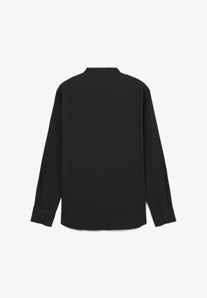 Camicia nera a maniche lunghe, con collo a camicia, polsini abbottonati e texture liscia. Design semplice senza motivi o accenti visibili.