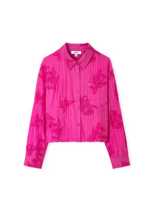 Helles pinkes, langärmeliges Hemd mit Knöpfen, strukturierter Blumenstickerei, Kragen, Brusttasche und vertikal geripptem Stoffmuster.