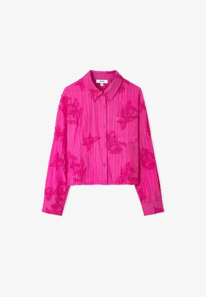 Camisa de manga larga de color rosa brillante con bordado floral texturizado, cuello, bolsillo frontal y patrón de tela acanalada vertical.