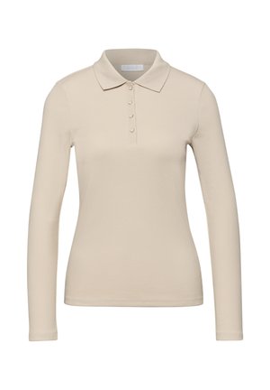 Polo beige à manches longues avec boutons en forme de cœur, texture côtelée et col, présenté sur un fond blanc.