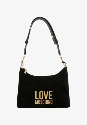 Bolso de tela negro con forma estructurada. Presenta el logo dorado "LOVE MOSCHINO", superficie texturizada y una correa desmontable. Detalles metálicos dorados.