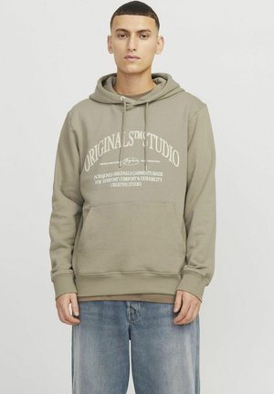 Lyse olivengrøn hoodie lavet af blød bomuldsblanding, med en front kangaroo lomme og hvidt trykt logo. Snore til justerbar pasform.