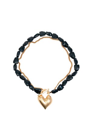 Collar de cuentas de piedra preciosa negra con una cadena de oro trenzada y un colgante en forma de corazón dorado, que presenta una textura suave y un acabado pulido.
