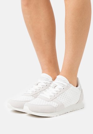 Weiße Sportschuhe mit einer Mischung aus strukturiertem Mesh und Wildledermaterialien, ausgestattet mit einem Schnürdesign und einer niedrigen Silhouette.