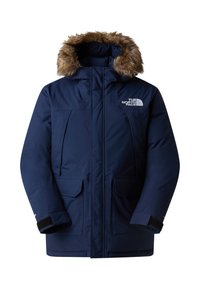 Giacca parka blu navy con cappuccio in pelliccia sintetica removibile, multiple tasche frontali, polsini a coste e chiusura con cerniera. Presenta un logo sul petto.