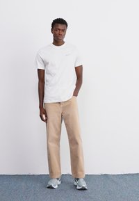 Nike Sportswear TEE CLUB - T-shirts print - sail