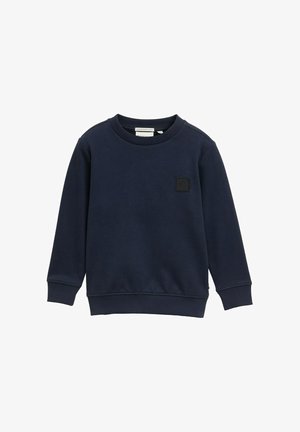 Sudadera de color azul marino con cuello redondo, mangas largas, puños y bajo de canalé, que presenta un parche de logotipo cuadrado texturizado en la parte delantera.