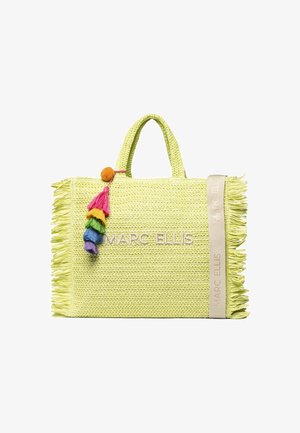 Sac fourre-tout tissé vert clair avec bords en franges, pompon arc-en-ciel, poignées courtes, et "Marc Ellis" écrit sur le devant et la sangle latérale.