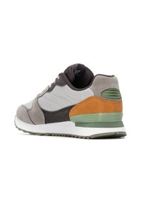 Zapatillas de hombre con parte superior de malla y ante gris, acento de cuero naranja, detalle en el talón verde y suela de goma blanca con superficie texturizada.