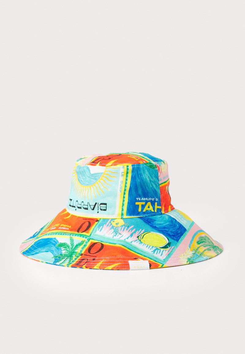 Pălărie de tip bucket colorată, realizată dintr-un material textil, având un imprimeu tropical vibrant cu elemente precum soare, ocean și viață marină în nuanțe de albastru, portocaliu și verde.