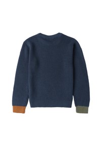 Suéter de punto azul oscuro con cuello redondo, que presenta una textura ribeteada y puños contrastantes en naranja y verde.