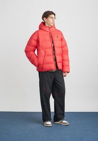Jordan PUFFER - Žieminė striukė - gym red/black
