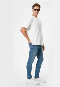 Koton JUSTIN - Vaqueros pitillo - blue denim