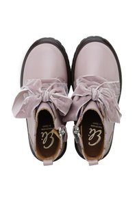 Botines de cuero rosa con un acabado brillante, que presentan un detalle de lazo de terciopelo en la parte frontal y una suela de goma negra resistente.