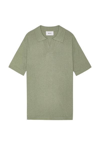 Polo shirt a maniche corte di colore verde oliva chiaro, realizzato in un tessuto morbido. Presenta un colletto classico con apertura a V e orlo dritto.