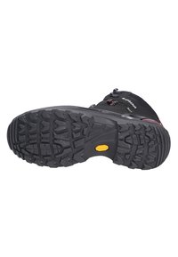 Černá podrážka turistických bot vyrobená z gumy, s výrazným, agresivním vzorem tread a výrazným žlutým logem Vibram.