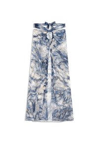 Longue jupe portefeuille en sarong transparent avec un imprimé abstrait bleu et blanc, nouée à la taille avec une ceinture en tissu assorti.